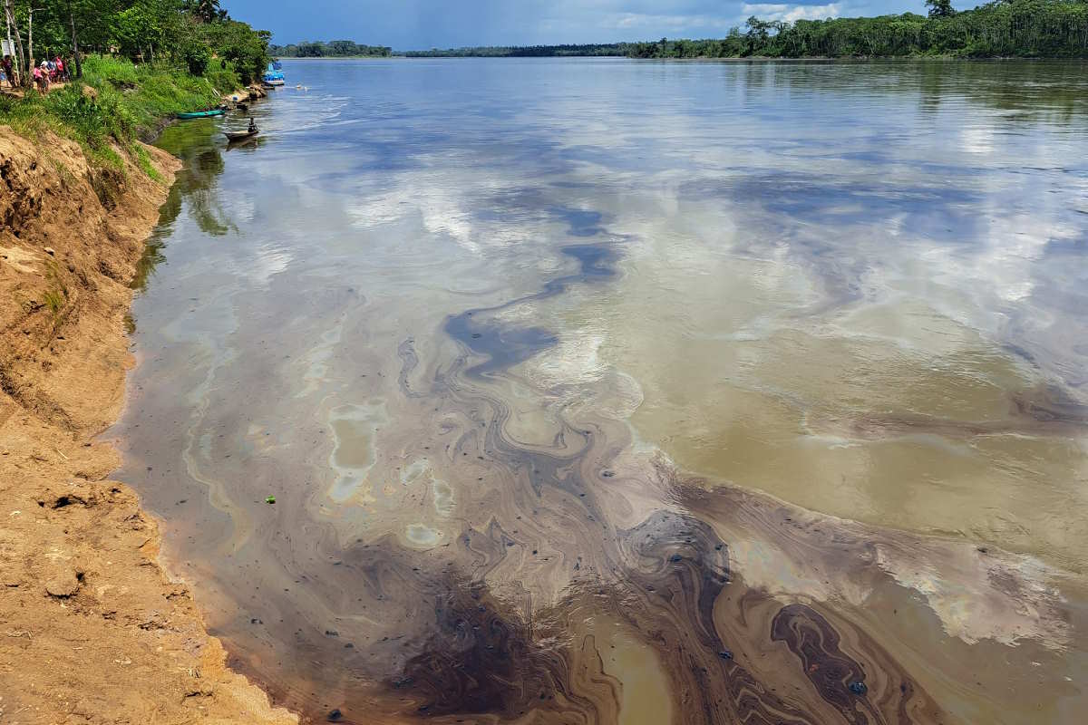 Tragedia ambientale in Perù: una nuova fuoriuscita di petrolio nel fiume Pastaza lascia 3 comunità indigene senza acqua 1 sversamento peru.jpg
