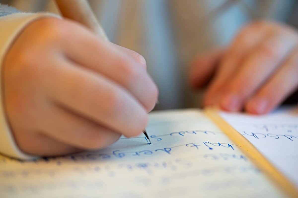 Bambino scrive a Babbo Natale portami una nuova protesi lavra con lanno nuovo.jpg