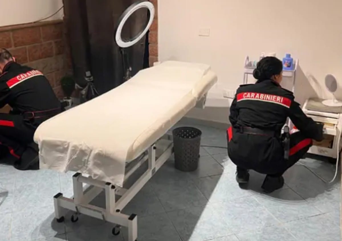 Cagliari ambulatorio estetico illegale la scoperta dei carabinieri durante il blitz .jpg