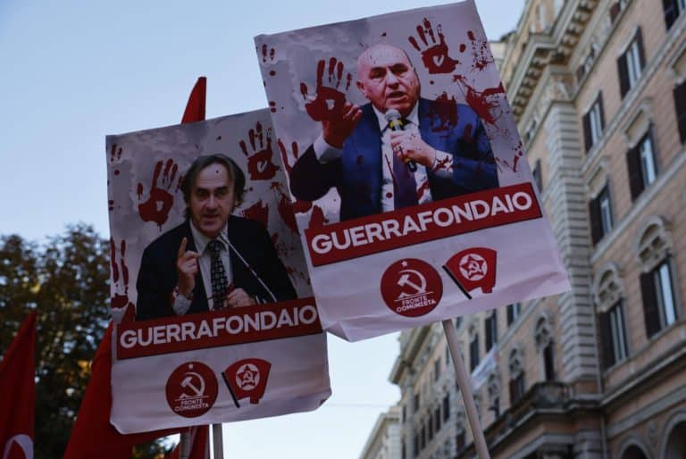 Corteo Pro Pal a Roma petardi contro la polizia. Tra gli studenti la foto di Meloni macchiata di sangue scaled.jpg