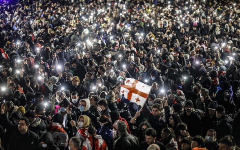 Georgia in migliaia protestano contro il governo filo russo. La presidente Zurabishvilihi Non mi dimetto fino a nuovo voto scaled.jpg
