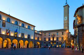 PIAZZA DEL COMUNE VITERBO download 1.jpg