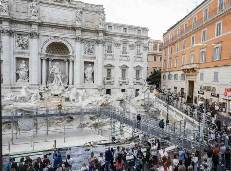 Passerella fontana di Trevi.jpg