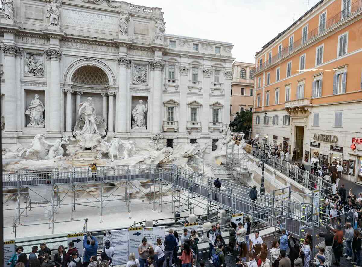 Passerella fontana di Trevi.jpg
