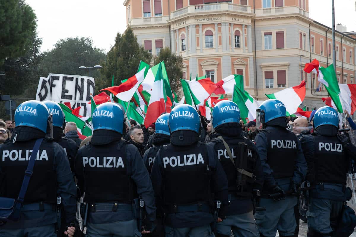 Polizia Bologna.jpg