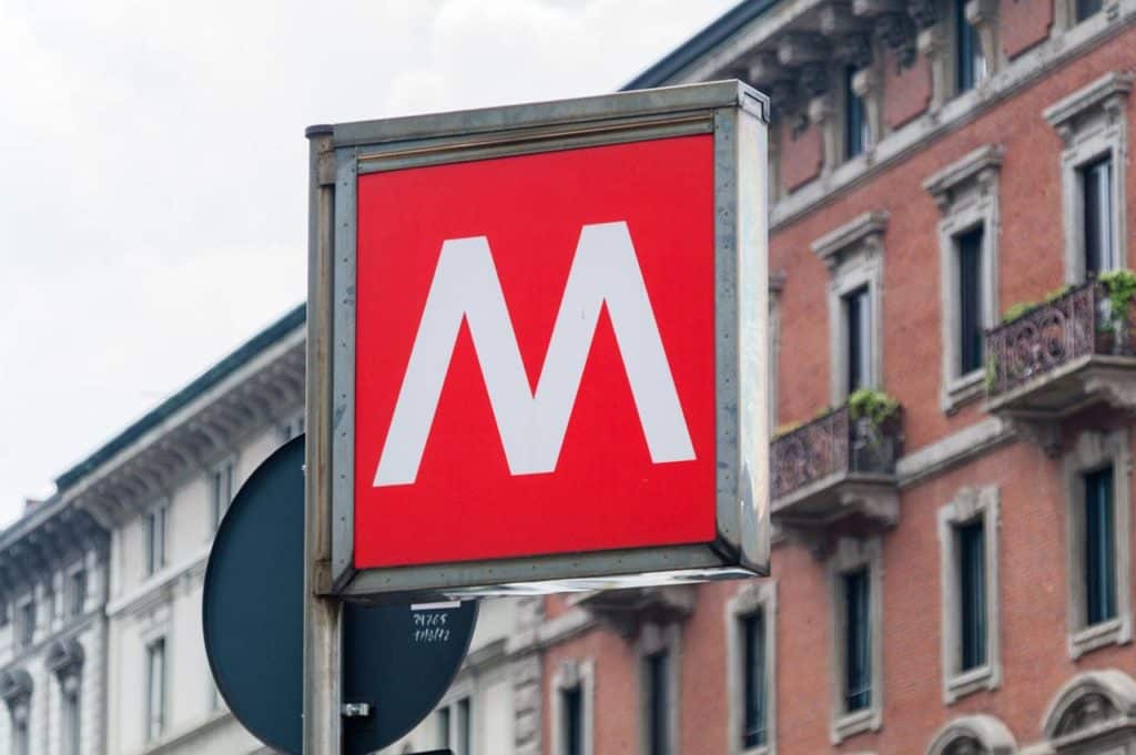 Simbolo metropolitana Milano.jpg