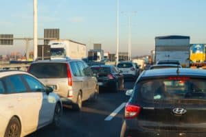 Traffico di veicoli incolonnati a causa di un ingorgo in autostrada e1732633335114.jpg