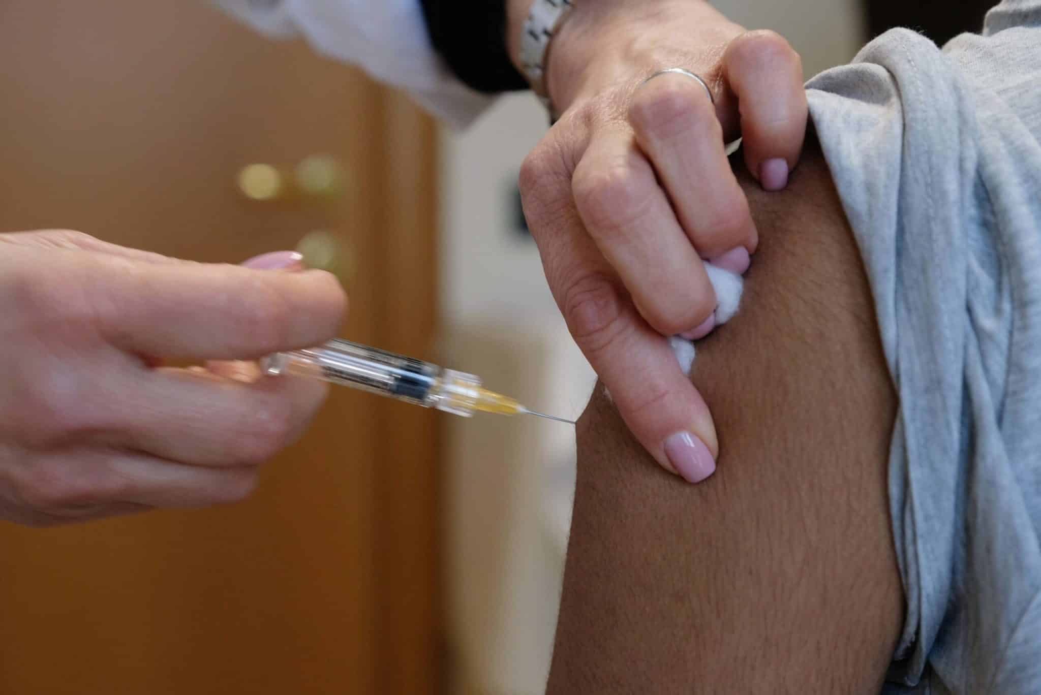 Una persona viene vaccinata contro la menengite scaled.jpg