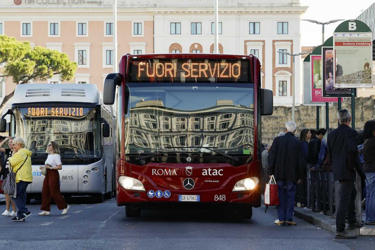 Sciopero 29 novembre 2024, fasce di garanzia, orari e modalità di settori coinvolti. Come muoversi a Roma, Milano, Napoli e Torino 1 autobus atac fuori servizio sciopero.jpeg
