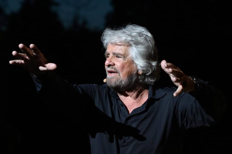 beppe grillo teatro fondo nero m5s battaglie scaled.jpg