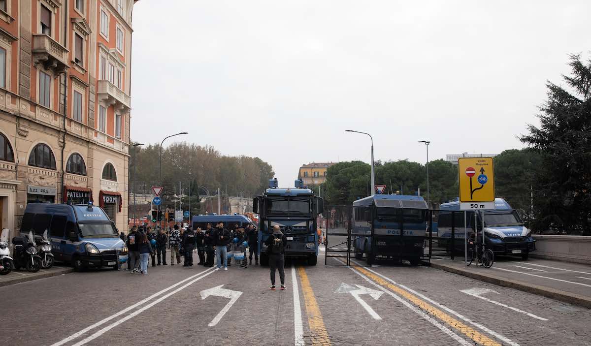 bologna scontri centri sociali meloni comizio.jpg