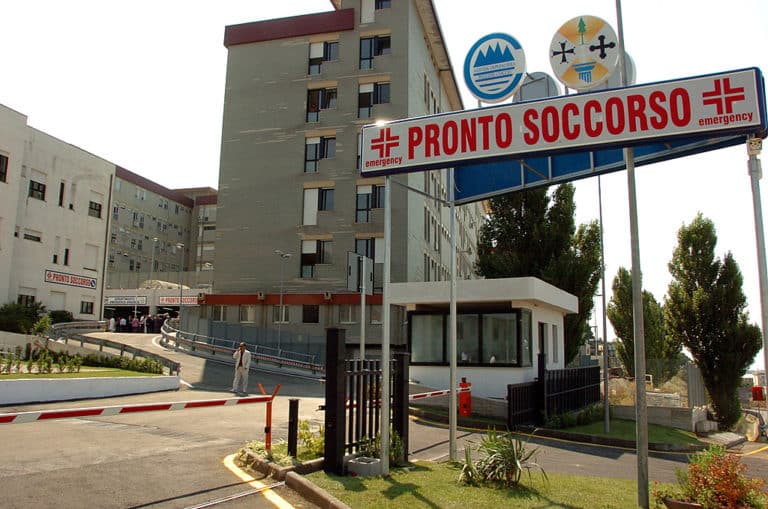 catanzaro bimba cade finestra casa famiglia madre suicida.jpg