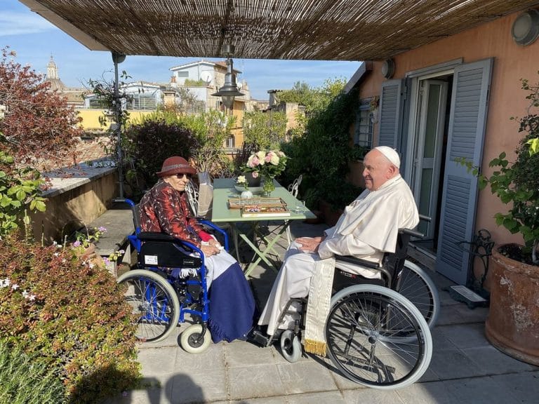 emma bonino visita papa francesco cioccolatini mazzo di rose.jpg