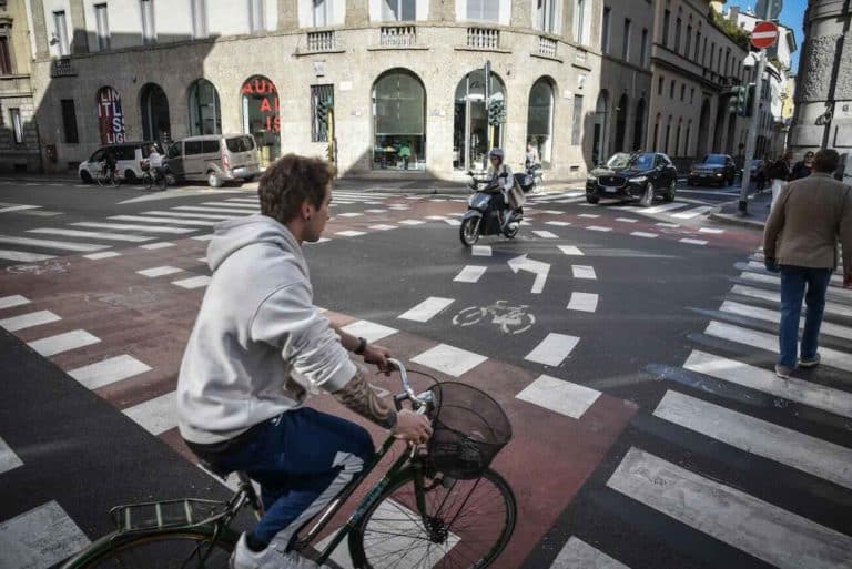 pista corsia ciclabile milano.jpeg