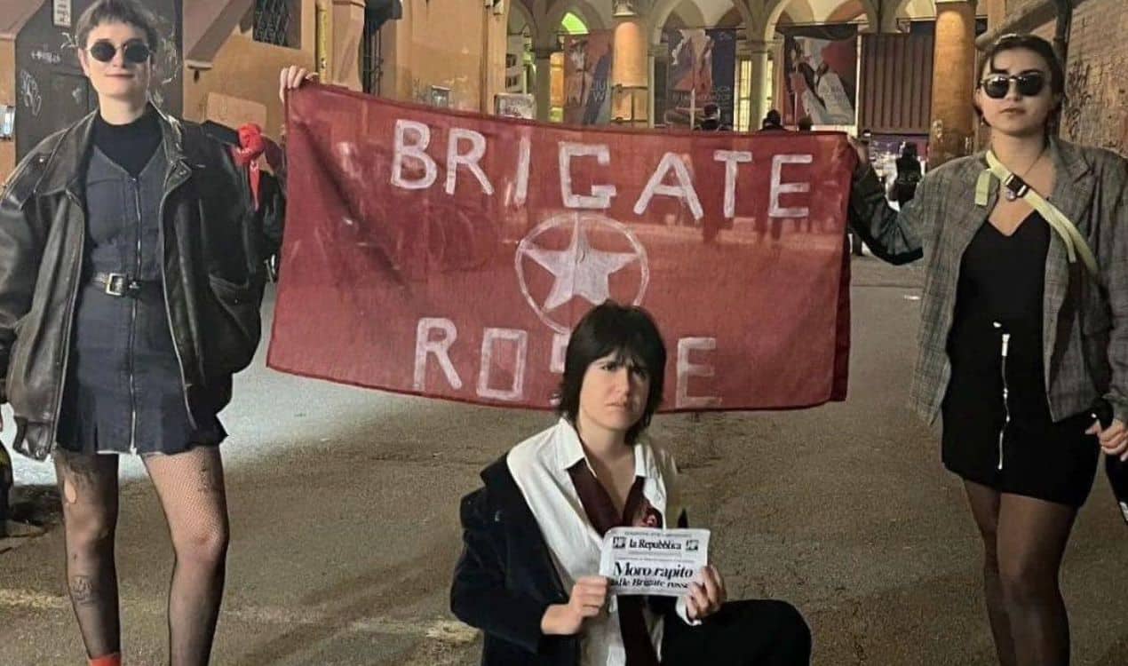 Bologna, si travestono da rapimento di Aldo Moro per Halloween. L’ira della Lega: «Indagatele» 1 rapimento aldo moro bologna.jpg
