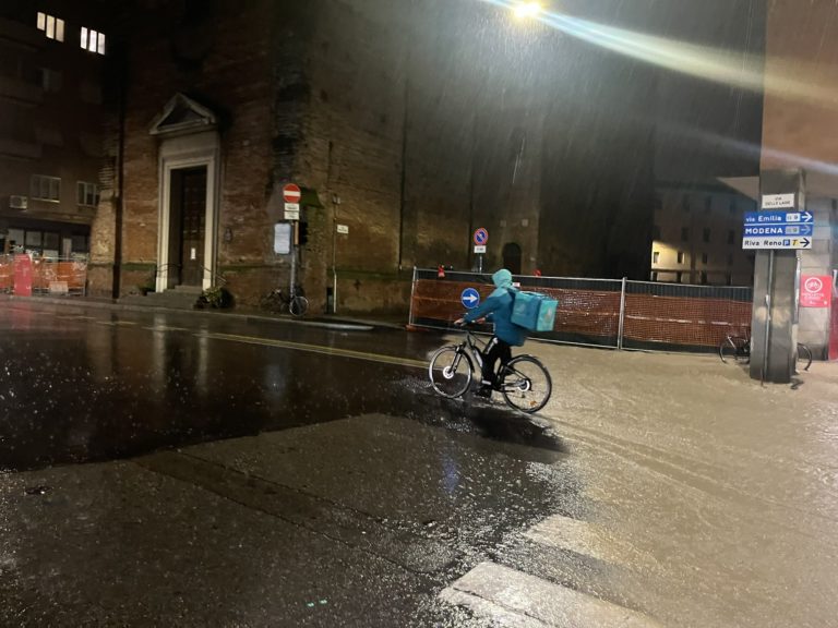 rider bologna alluvione legge stop consegne maltempo.jpg