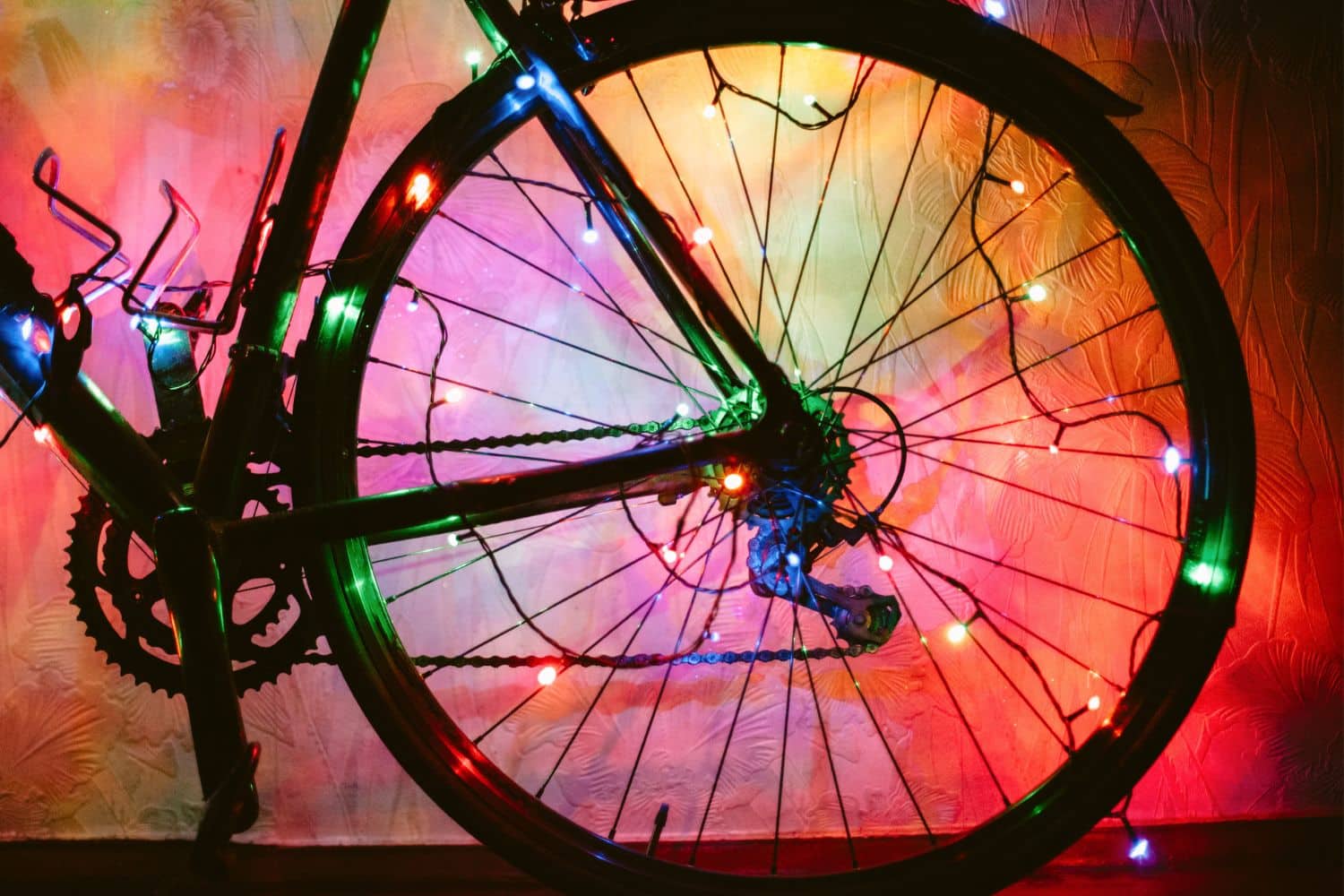 Scopri come realizzare delle bellissime decorazioni natalizie fai da te con ruote di bicicletta 1 ruota bici.jpg