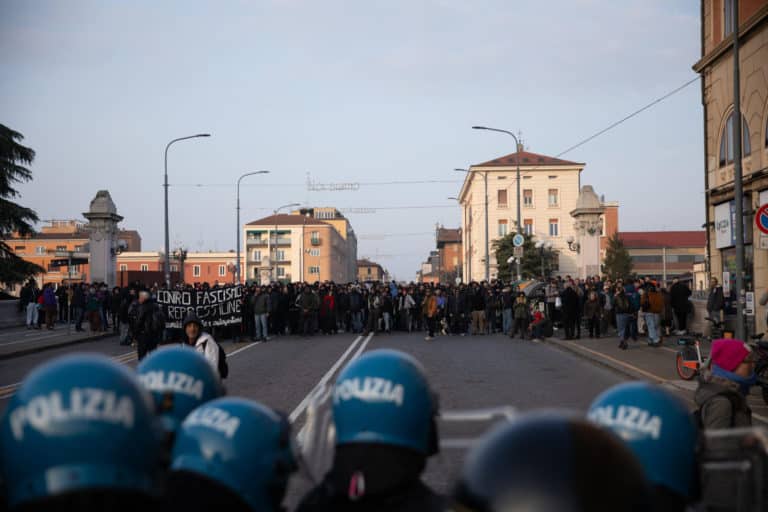 scontri polizia antagonisti bologna scaled.jpg