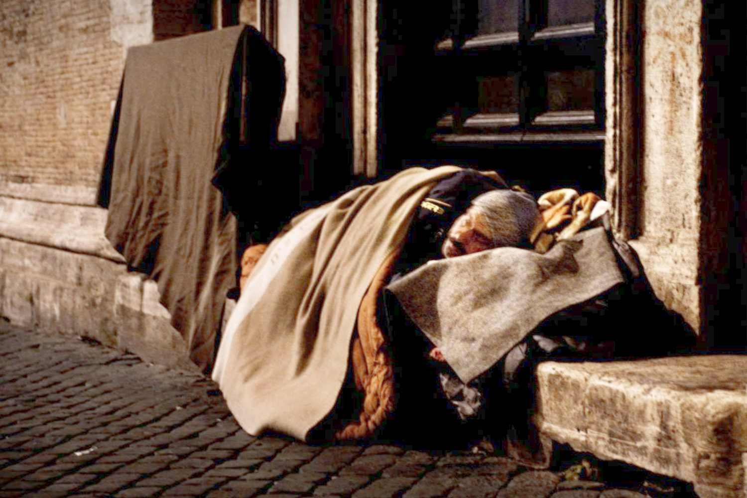 L’inverno è sempre più rigido, l’appello della Caritas: “donate coperte e sacchi a pelo” (come fare e dove portarli) 1 Appello coperte.jpg