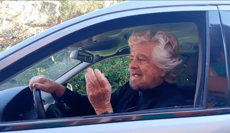 Beppe Grillo carro funebre annuncio contro conte 3 dicembre.png