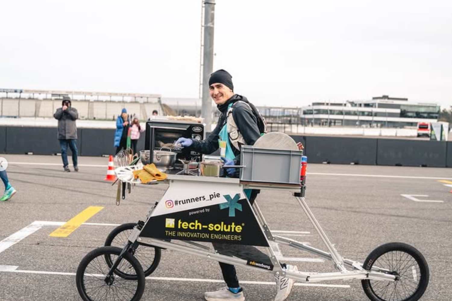 Questo runner ha preparato una torta Sacher mentre correva la maratona (e l’ha servita a tutti al traguardo) 1 Corre cucina torta.jpg