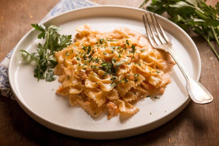 Farfalle al salmone scaled.jpg