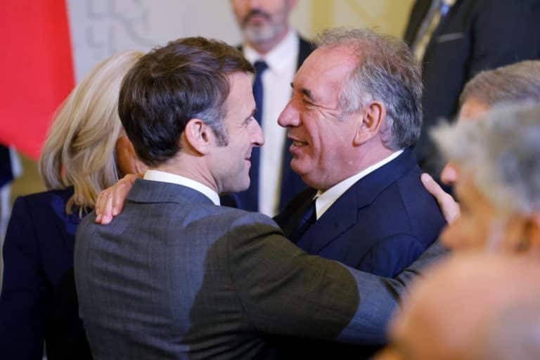 Francia in arrivo il nuovo premier Macron a colloquio con Bayrou scaled.jpg