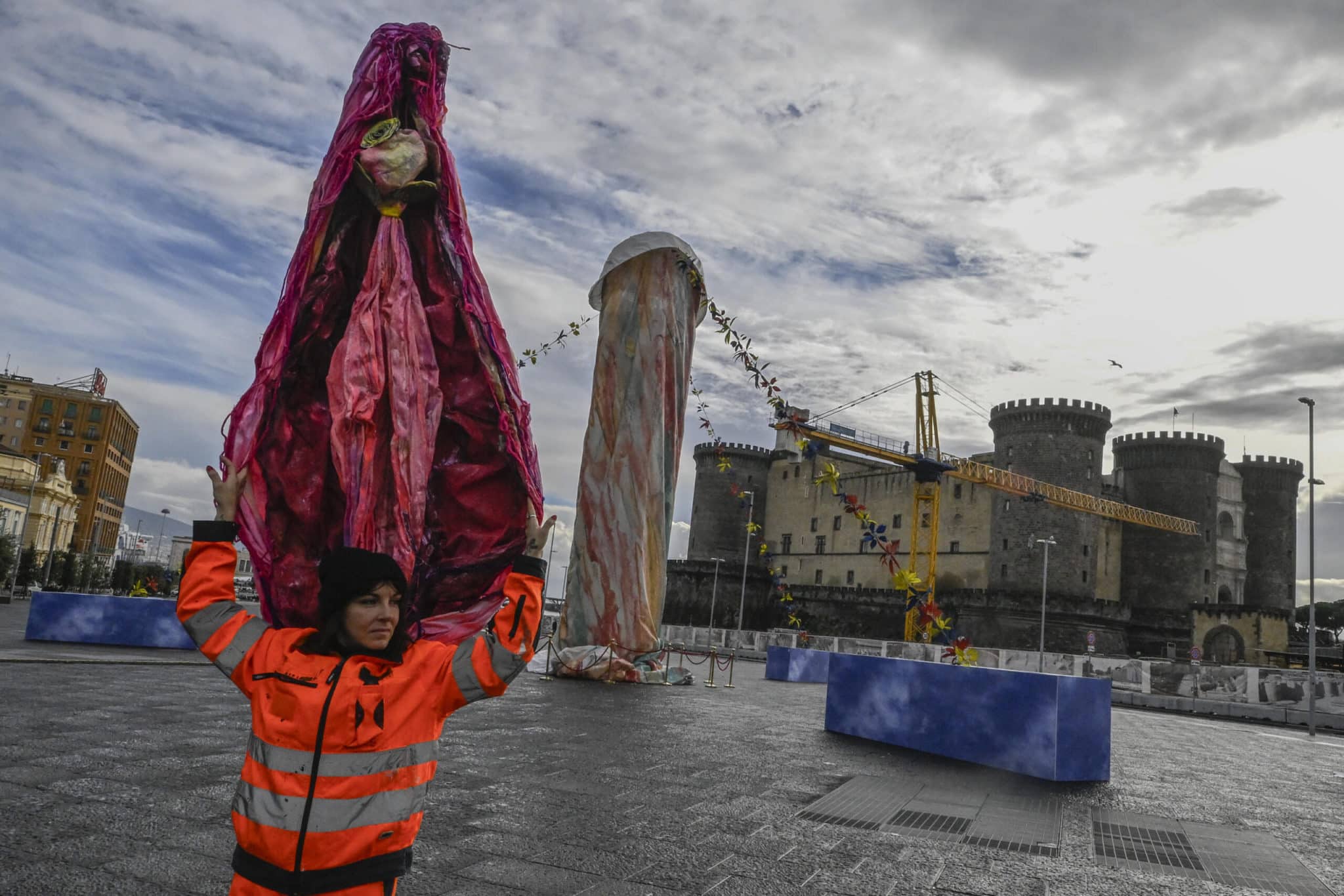 Napoli, spunta una vagina enorme accanto all’opera (fallica) di Gaetano Pesce: «Una provocazione femminista». Ma viene rimossa 1 GOLF 20241209174722952 8ecae4b86175e0a9f740e8293a72d949 scaled.jpg