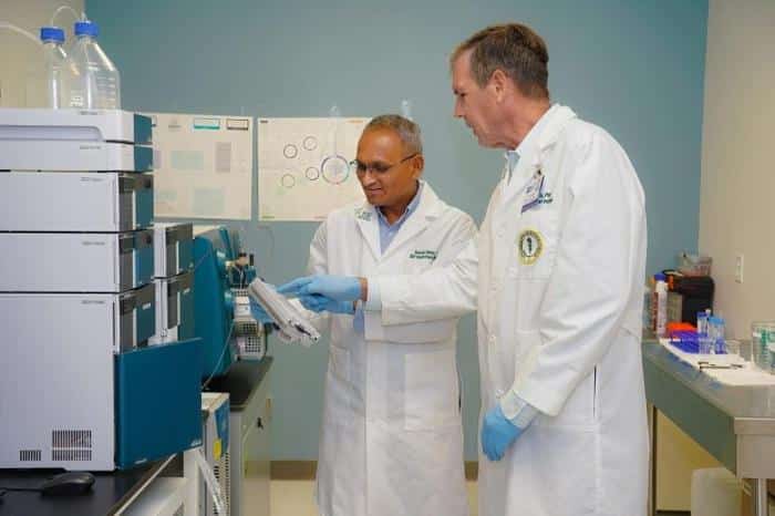 Ganesh Halade and Timothy Yeatman in Lab 777x518 1.jpg