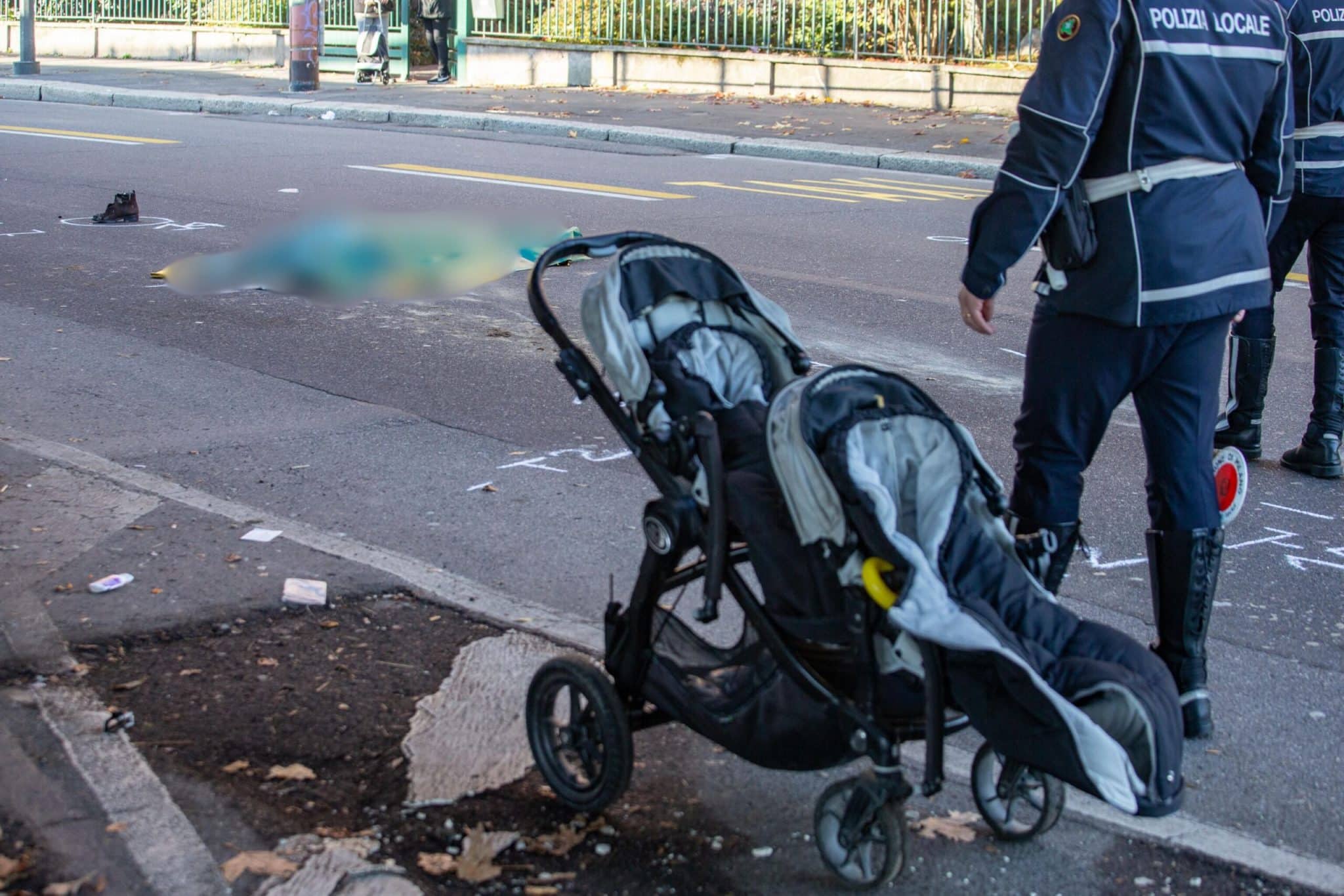 Incidente a Milano, l’ultimo gesto della mamma travolta dal camion: ha salvato i suoi gemellini spingendo via il passeggino 1 Incidente a Milano la madre travolta dal camion ha salvato i suoi gemellini nel passeggino scaled.jpg