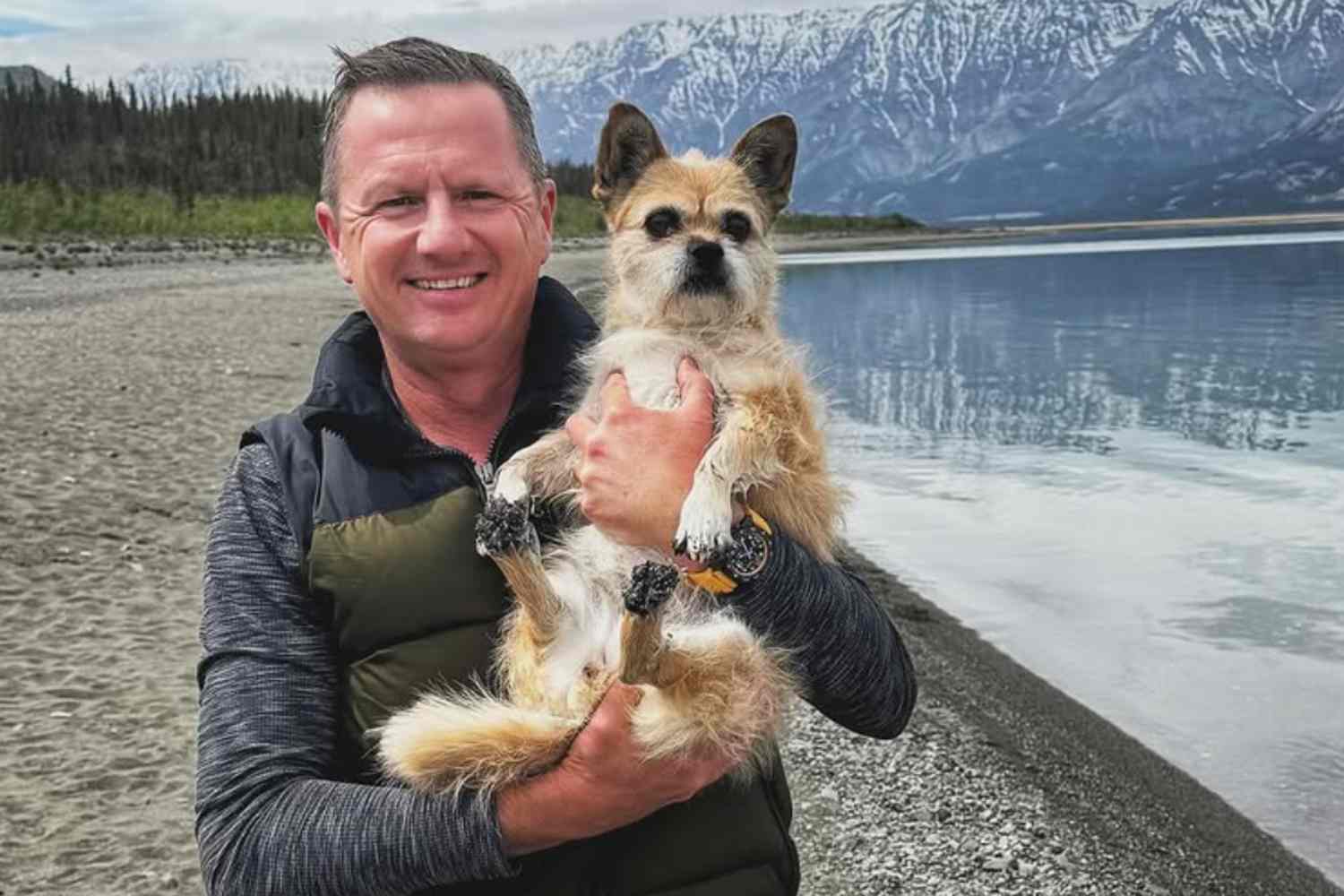 Cagnolina randagia lo accompagna per oltre 125 km in una ultramaratona: lui la adotta 1 Maratona cane.jpg