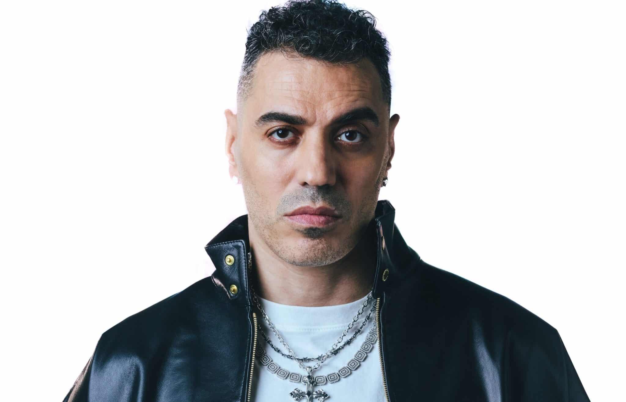 La sorpresa di Natale di Marracash: arriva l’album «È finita la pace». L’artista: «Oggi si cerca la formula piuttosto che esprimere sé stessi» 1 Marracash posato4 credits Andrea Bianchera 1 scaled.jpg