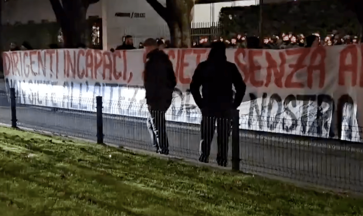 Ultras contro il Milan, la protesta al gala per i 125 anni: «Non c’è nulla da festeggiare, Cardinale vendi» – Il video 1 Milan contestazione.png