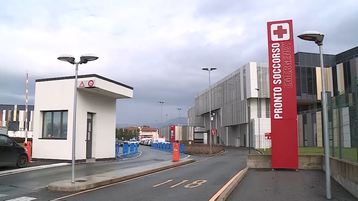 Lucca, verifiche su un uomo rientrato dal Congo con sintomi simili a quelli della malattia ad alta mortalità: «Ma è già guarito» 1 Ospedale Lucca.jpg