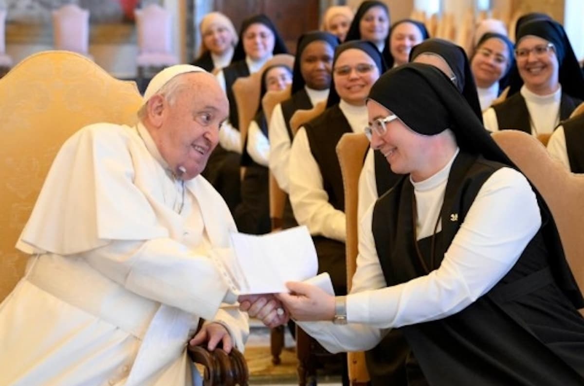 Papa Francesco con livido e cerotto sul mento, il Vaticano: «Ha sbattuto sul comodino» 1 Papa ematoma mento.jpeg