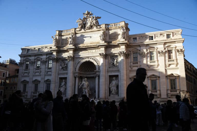 Riapre la Fontana di Trevi ma rimangono gli ingresso limitati massimo 400 alla volta. E Gualtieri pensa al ticket scaled.jpg