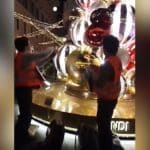 Roma blitz di Ultima generazione a largo Goldoni vernice nera sullalbero di Natale di Fendi Il video.jpg