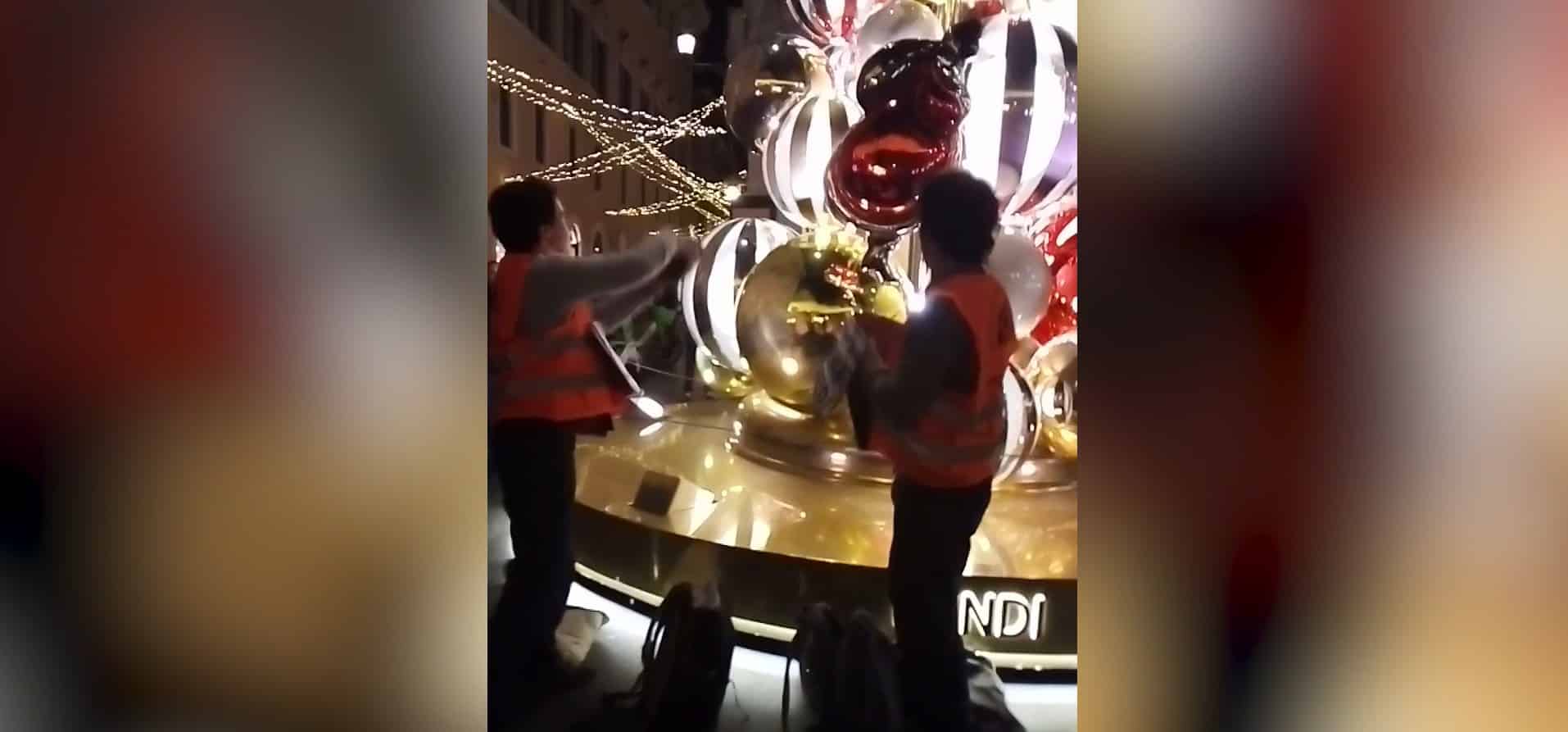 Roma, blitz di Ultima generazione all’imbocco di via dei Condotti: vernice nera sull’albero di Natale di Fendi – Il video 1 Roma blitz di Ultima generazione a largo Goldoni vernice nera sullalbero di Natale di Fendi Il video.jpg