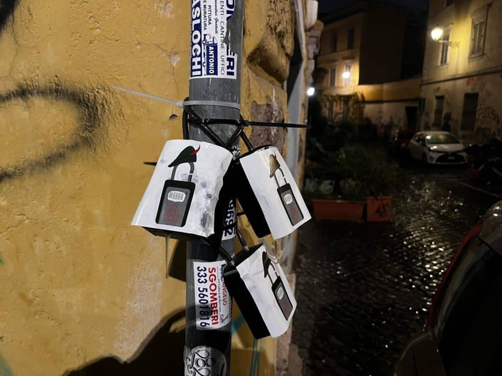 Roma la banda di Robin Hood contro gli affitti brevi sabotate key box a Trastevere. Il manifesto La casa e un diritto scaled.jpg