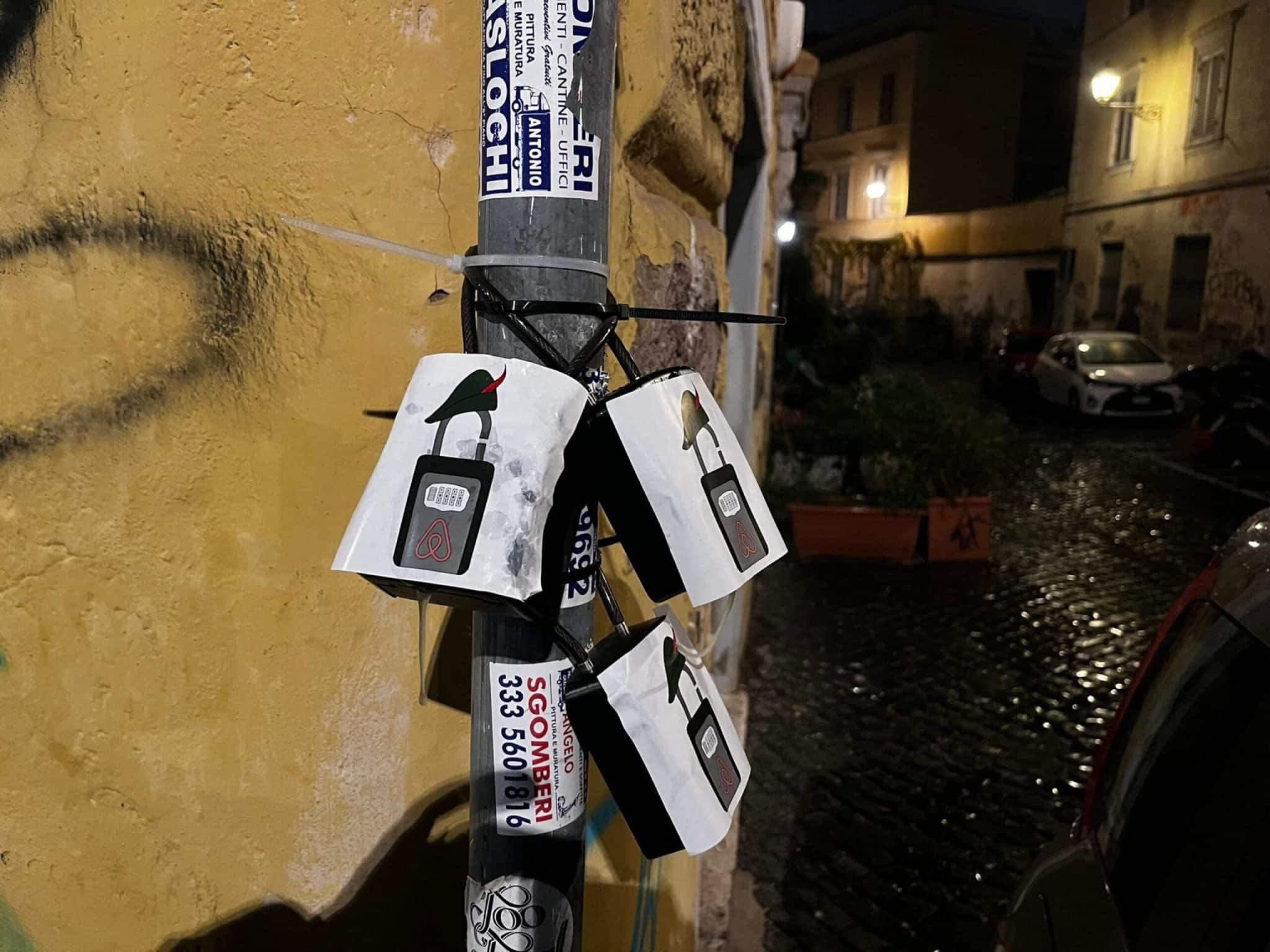 Roma, la banda di Robin Hood contro gli affitti brevi. Le key box sabotate a Trastevere e il manifesto: «La casa è un diritto» 1 Roma la banda di Robin Hood contro gli affitti brevi sabotate key box a Trastevere. Il manifesto La casa e un diritto scaled.jpg