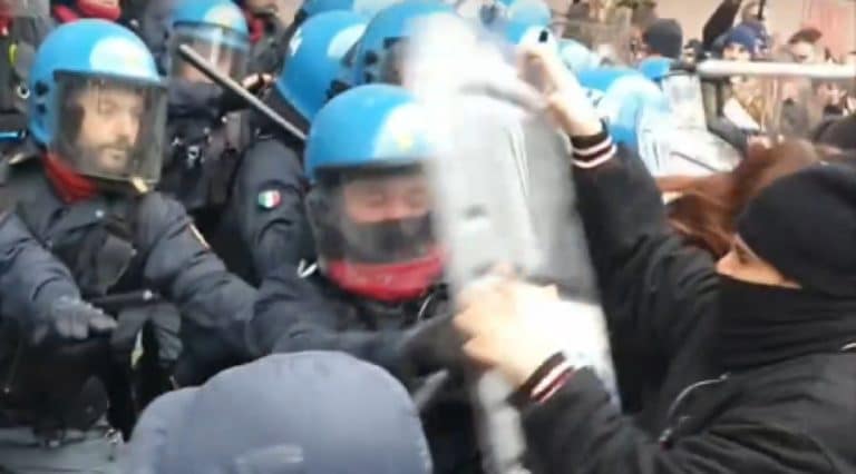Sciopero a Torino scontri tra manifestanti e forze dellordine. I cori il lancio delle uova e poi il tentato blitz alla Rai.jpg