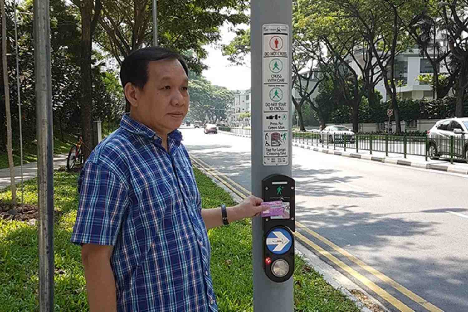 A Singapore una carta elettronica da avvicinare ai semafori permettere di estendere il tempo per l’attraversamento per anziani e disabili 1 Semafori Singapore.jpg