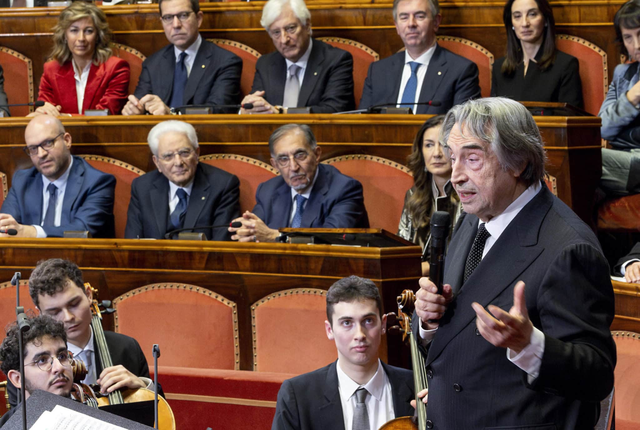 Stutatelo sto telefono il Maestro Muti bacchetta i senatori per gli squilli al concerto di Natale Il video scaled.jpg