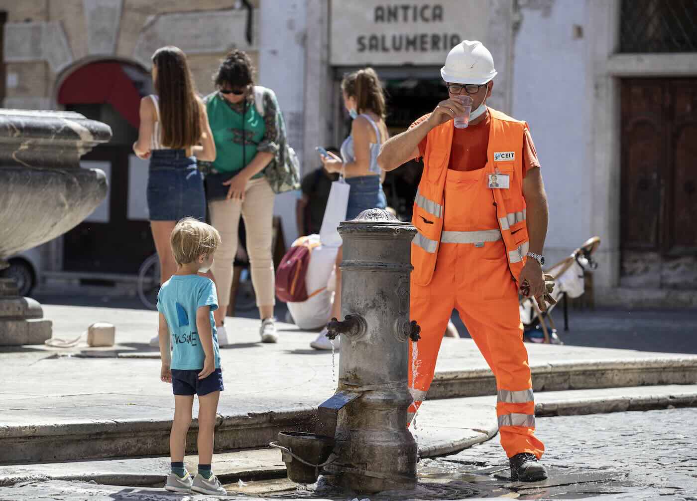 Il governo Meloni vuole privatizzare i servizi idrici, l’annuncio del ministro Ciriani: «Sarà nella Manovra» 1 acqua pubblica privatizzazione.jpeg