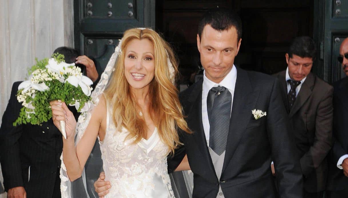 Adriana Volpe e l’accusa di maltrattamenti all’ex marito: «L’ha accusata di lasciar girare un uomo nudo per casa con la figlia» 1 adriana volpe roberto parli matrimonio.jpg