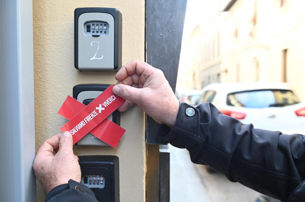 affitti brevi key box lega airbnb scaled.jpg