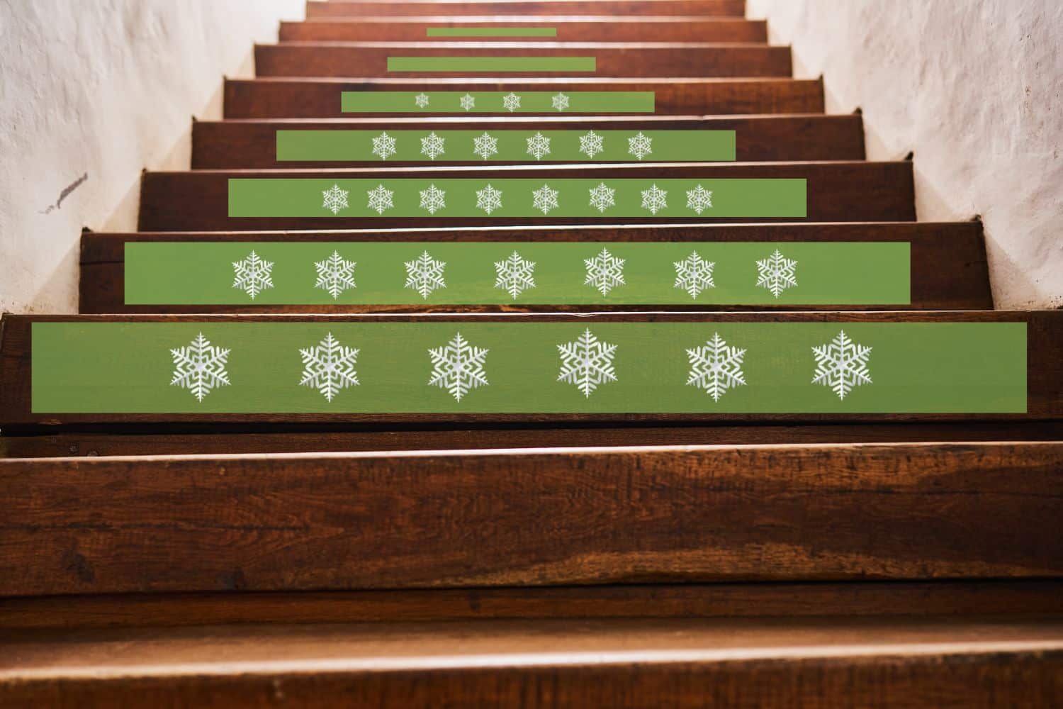 Albero di Natale su scale interne: è facile da realizzare ed è unico nel suo genere 1 albero natale.jpg
