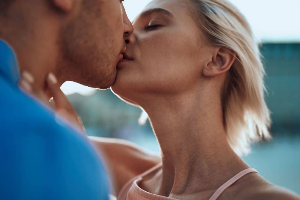 bacio ad occhi chiusi.jpg