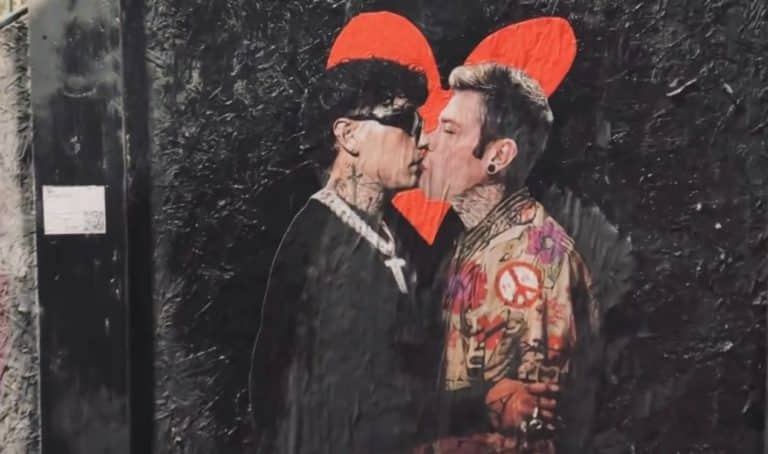 Il bacio tra Fedez e Tony Effe in vista di Sanremo: spunta un nuovo murale di TvBoy a Milano 1 bacio fedez tony effe.jpg