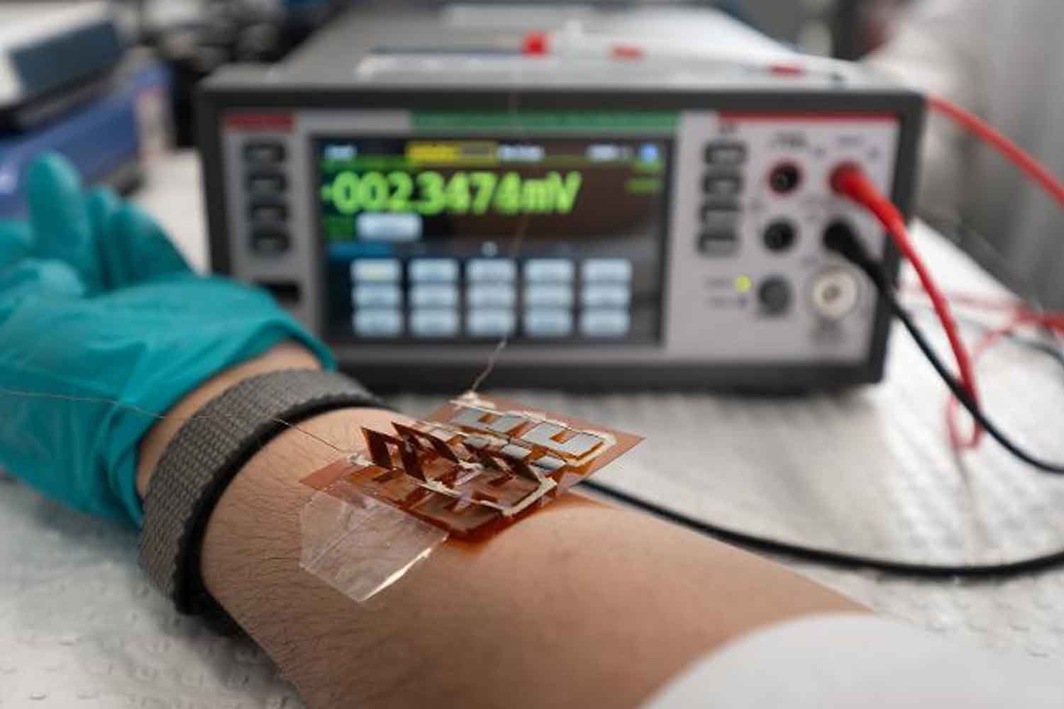 Batterie addio? Ora il tuo calore corporeo può alimentare smartwatch e dispositivi indossabili 1 batteria calore del corpo.jpg